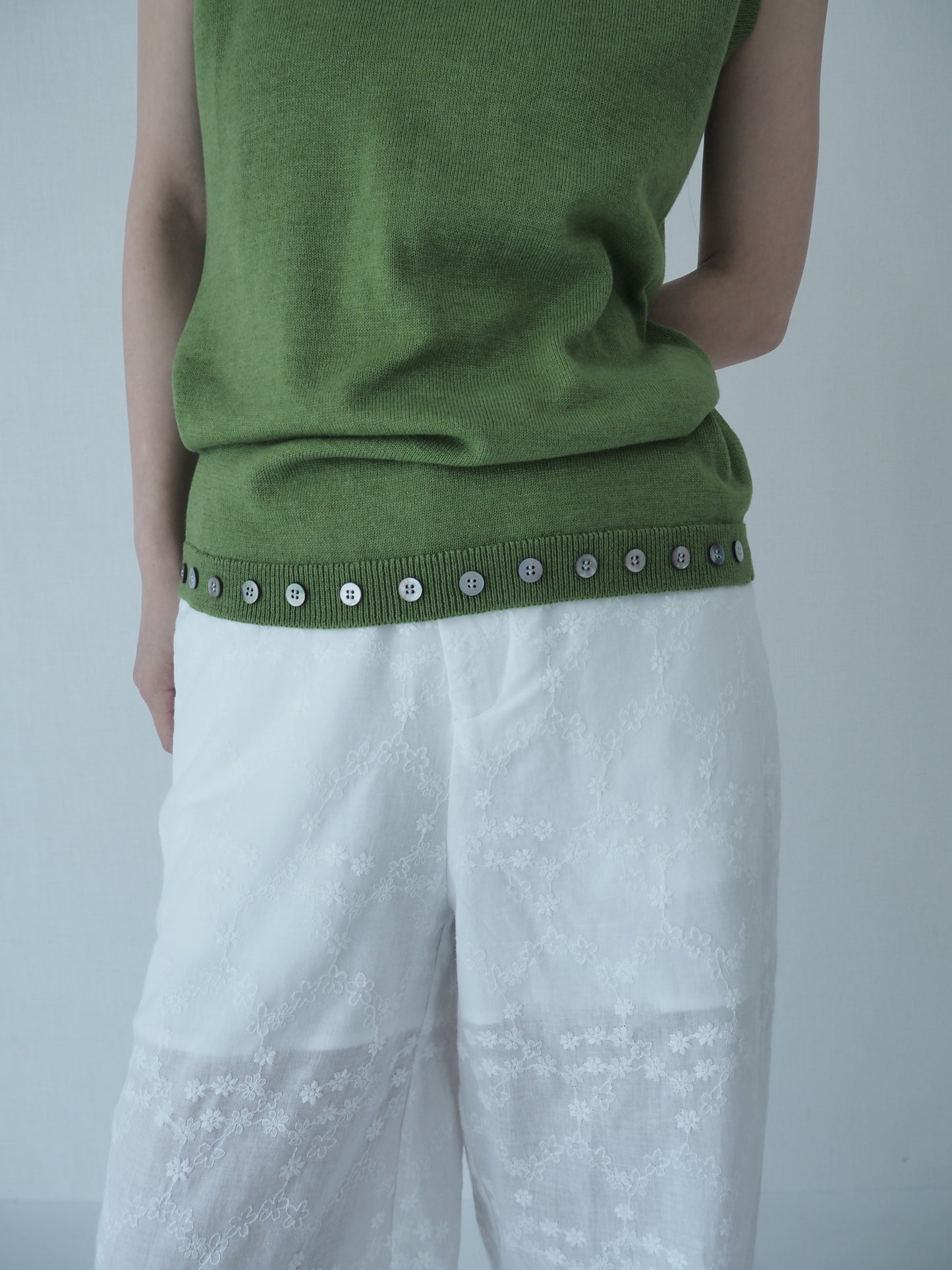 Hem button knit top / Basil