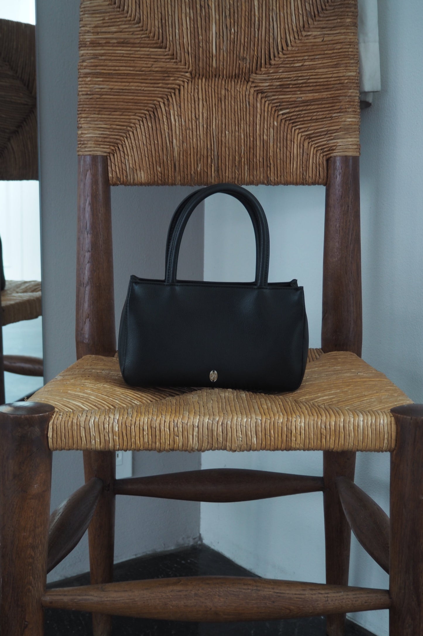 leather hand bag / rich black