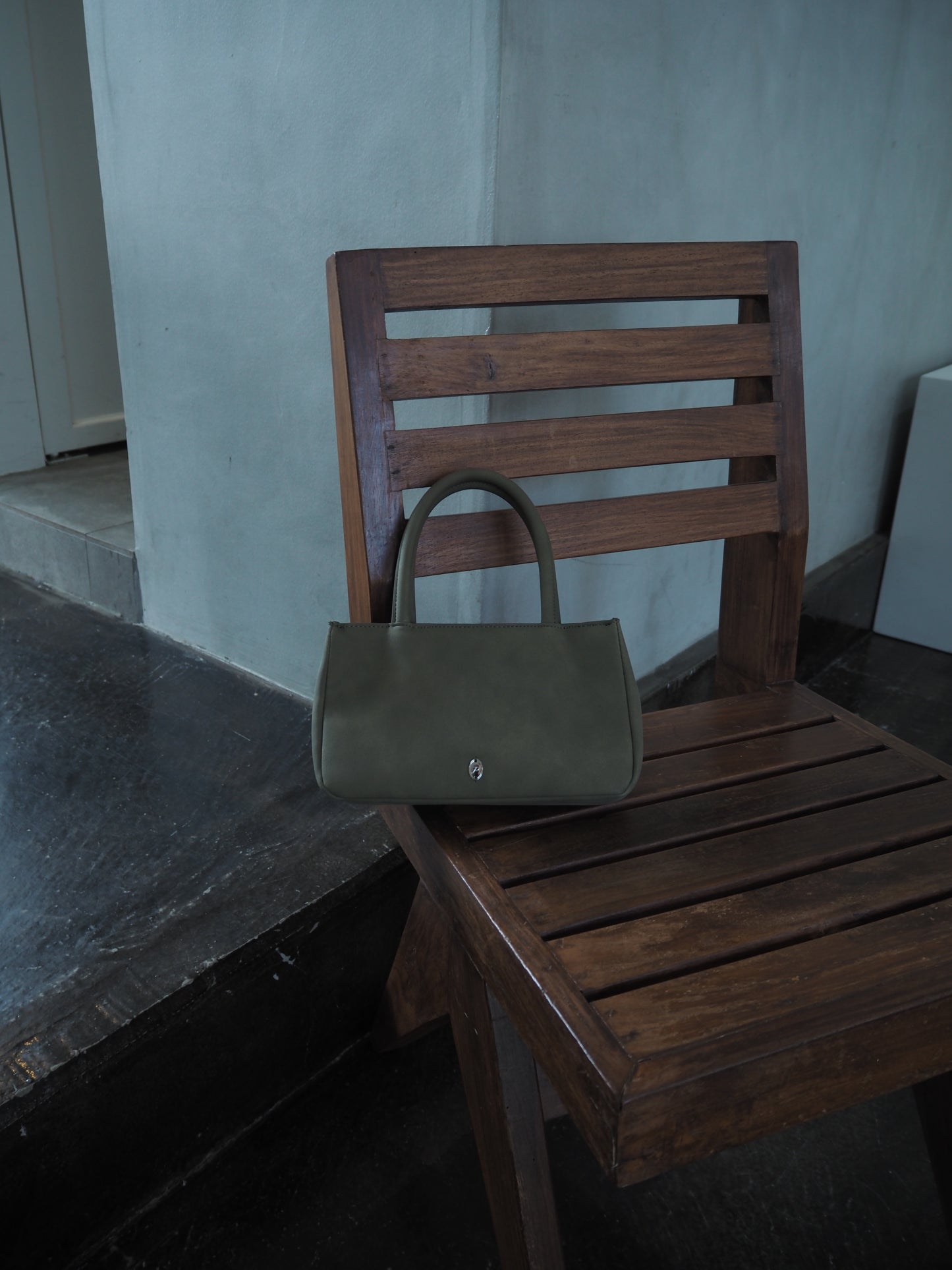 suede hand bag/olive