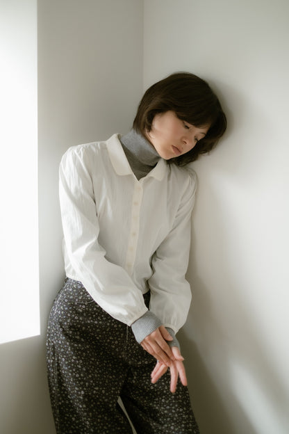 Round collar cropped blouse / White