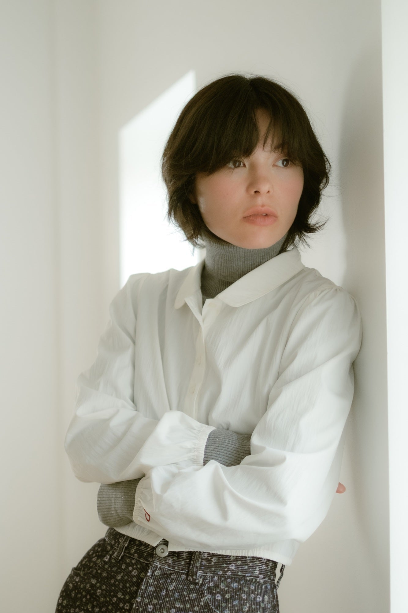Round collar cropped blouse / White