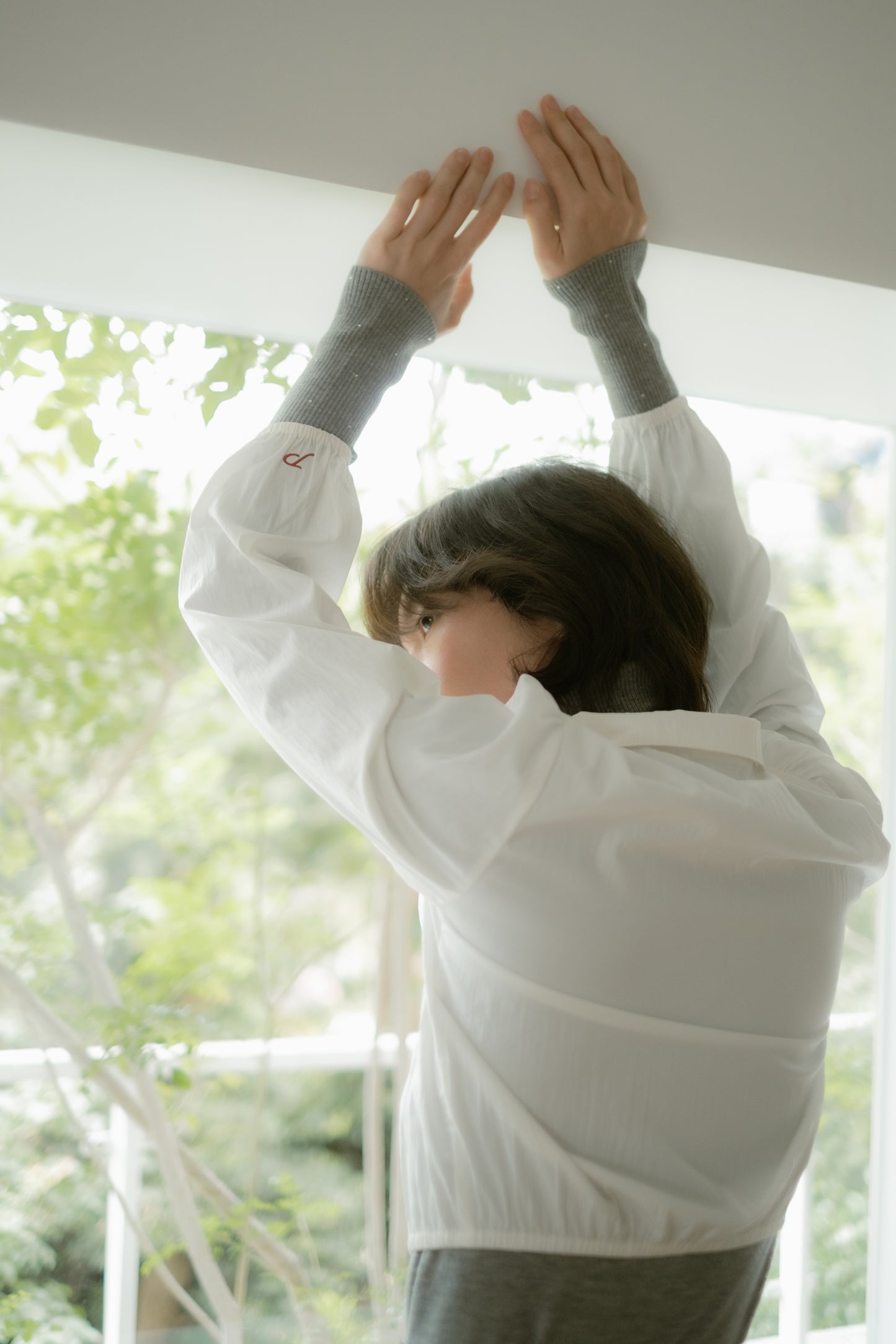 Round collar cropped blouse / White
